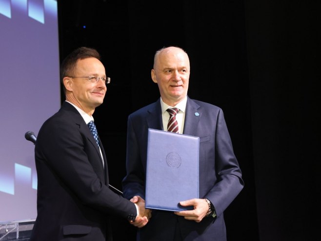 Сијарту уручен почасни докторат Сијарту уручен почасни докторат - Фото: ZIPAPHOTO/Borislav Zdrinja