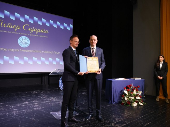 Сијарту уручен почасни докторат Сијарту уручен почасни докторат - Фото: ZIPAPHOTO/Borislav Zdrinja