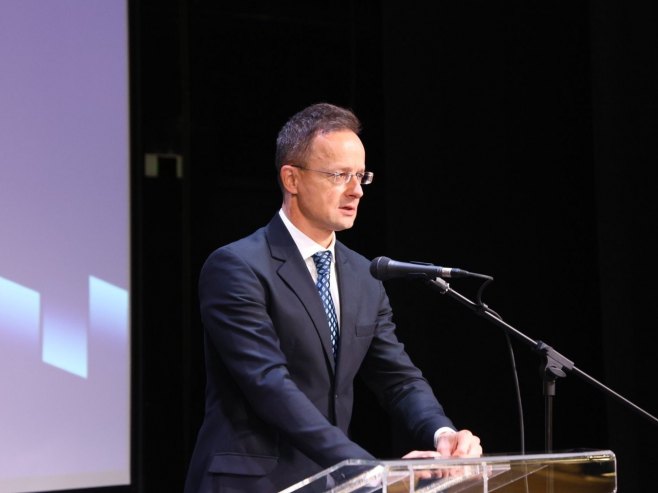 Петер Сијарто Петер Сијарто - Фото: ZIPAPHOTO/Borislav Zdrinja