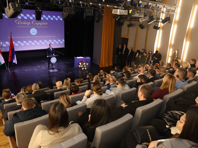 Петер Сијарто Петер Сијарто - Фото: ZIPAPHOTO/Borislav Zdrinja