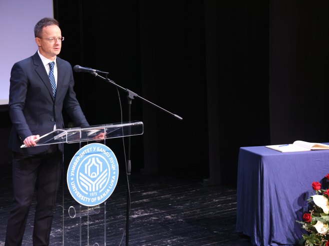 Петер Сијарто Петер Сијарто - Фото: ZIPAPHOTO/Borislav Zdrinja