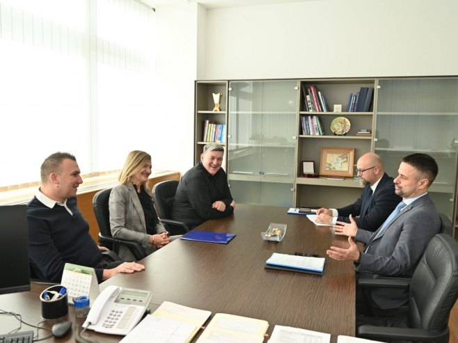 Срђан Амиџић са представницима Синдиката Срђан Амиџић са представницима Синдиката - Фото: РТРС