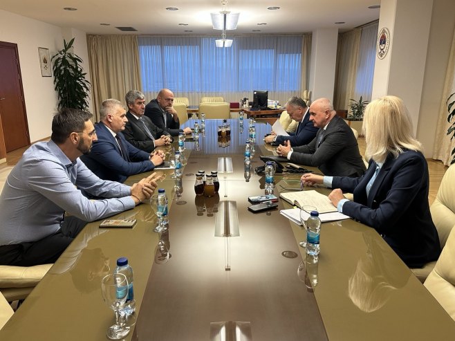 Ђокић са представницима дистрибутера нафте и нафтних деривата Ђокић са представницима дистрибутера нафте и нафтних деривата - Фото: РТРС