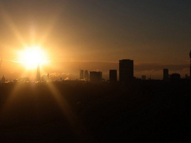 Сунце (Фото: EPA/NEIL HALL) Сунце (Фото: EPA/NEIL HALL) -