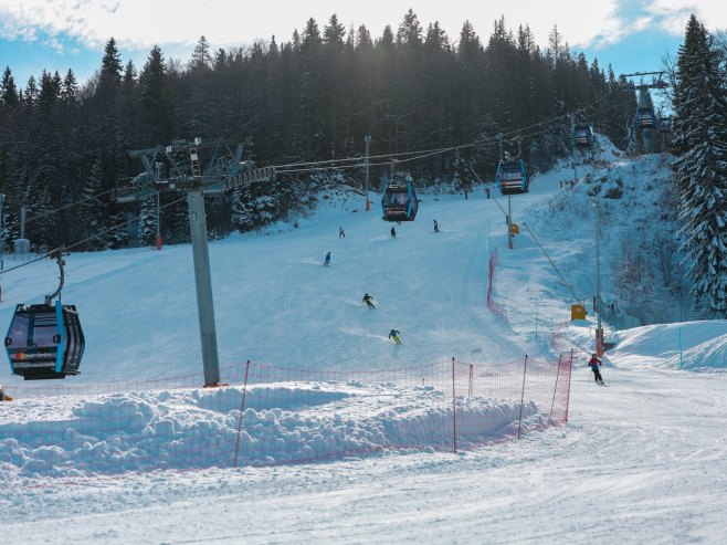 На Јахорини озваничен почетак зимске туристичке сезоне (ВИДЕО) На Јахорини озваничен почетак зимске туристичке сезоне (ВИДЕО)