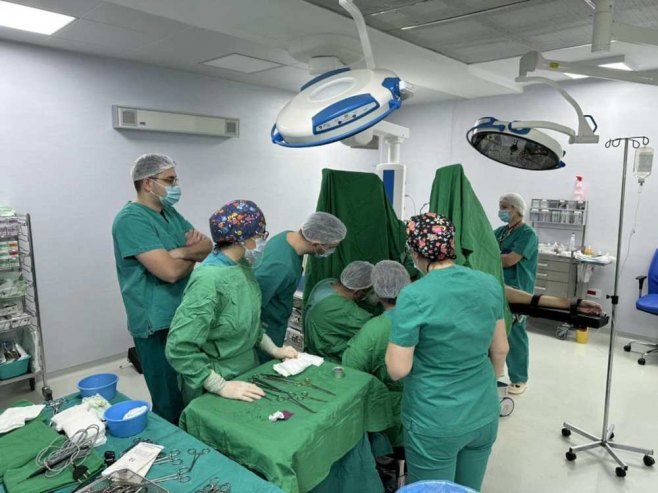 У сарадњи са свјетским стручњаком из Лондона уведена мини-извазивна процедура у болници у Фочи (ВИДЕО) У сарадњи са свјетским стручњаком из Лондона уведена мини-извазивна процедура у болници у Фочи (ВИДЕО)
