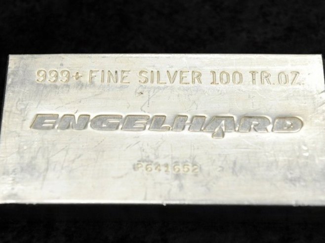 Сребро привлачи све већу пажњу купаца, нарочито откад је скочила цијена злата Сребро привлачи све већу пажњу купаца, нарочито откад је скочила цијена злата