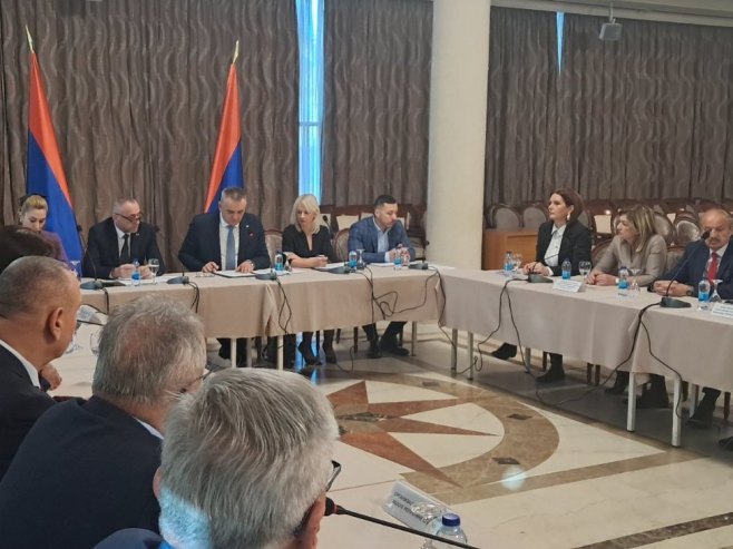 Минић са представницима организација проистеклих из рата Минић са представницима организација проистеклих из рата - Фото: РТРС