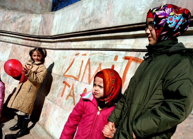 Дјевојчице носе мараме (Фото: EPA/TOLGA BOZOGLU) Дјевојчице носе мараме (Фото: EPA/TOLGA BOZOGLU) -