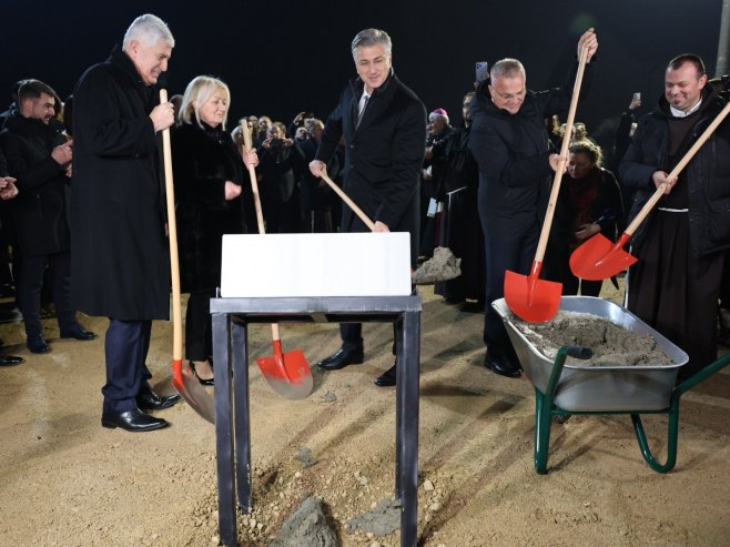 Полагање камена темељца Полагање камена темељца - Фото: ZIPAPHOTO/Borislav Zdrinja