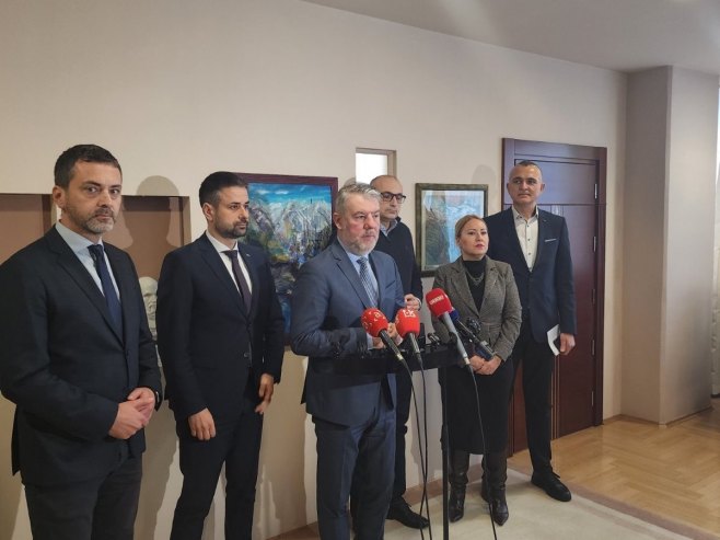 Шеранић са директорима болница Шеранић са директорима болница - Фото: РТРС