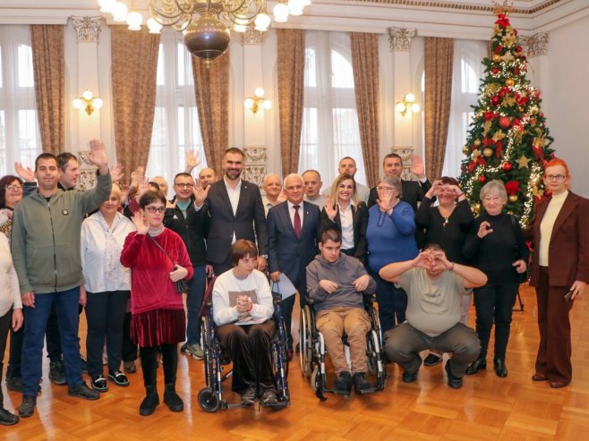 Група дјеце са потешкоћама у развоју са Космета у посјети Новом Саду Група дјеце са потешкоћама у развоју са Космета у посјети Новом Саду