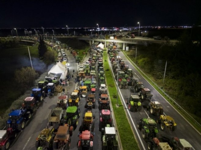 Грчка, протести пољопривредника (фото: EPA/NICOLAOS HATZIPOLITIS) Грчка, протести пољопривредника (фото: EPA/NICOLAOS HATZIPOLITIS) -