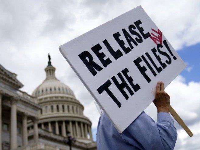 Транспарент испред Капитола о Епстину (Фото: EPA/WILL OLIVER, илустрација) Транспарент испред Капитола о Епстину (Фото: EPA/WILL OLIVER, илустрација) -