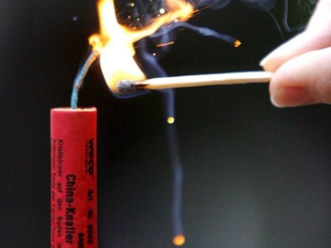 Петарда (Фото: EPA/JOCHEN LUEBKE, илустрација) Петарда (Фото: EPA/JOCHEN LUEBKE, илустрација) -