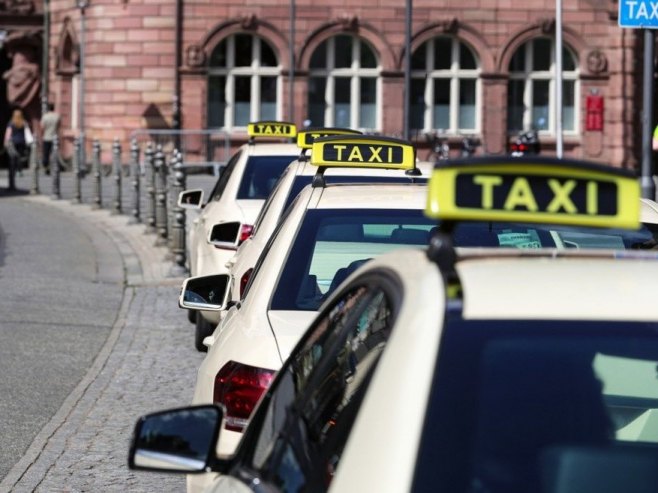 Такси служба у Франкфурту (Фото: EPA/ARMANDO BABANI) Такси служба у Франкфурту (Фото: EPA/ARMANDO BABANI) -