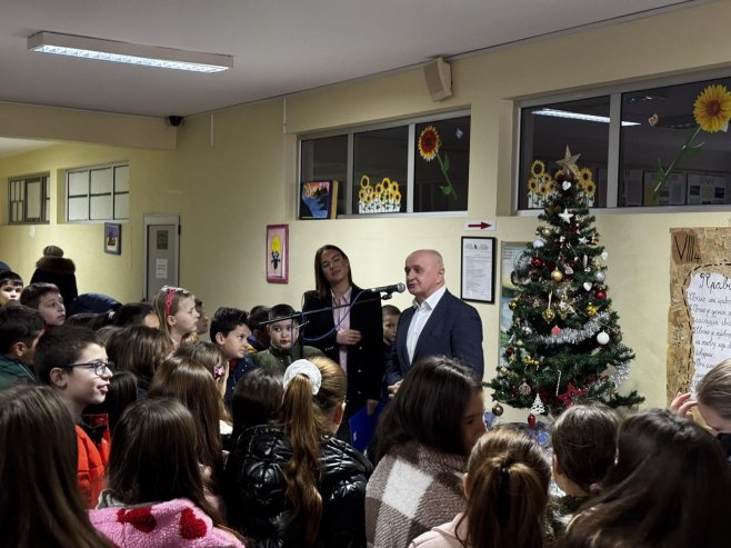 Ђокић подијелио ученицима 240 новогодишњих пакетића у Брчком Ђокић подијелио ученицима 240 новогодишњих пакетића у Брчком