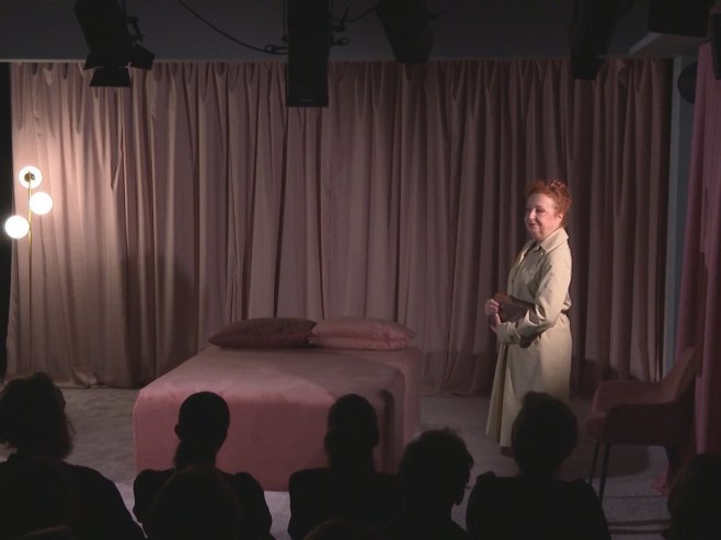 У Народном позоришту Српске одиграна премијера представе "Срећно нам, Ади" (ВИДЕО) У Народном позоришту Српске одиграна премијера представе "Срећно нам, Ади" (ВИДЕО)