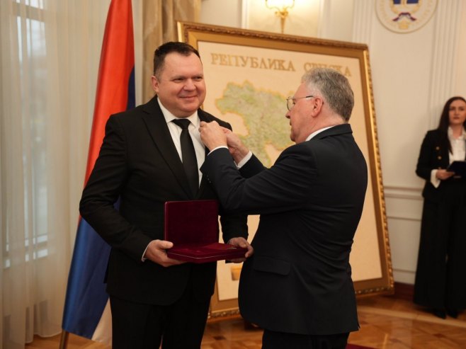 Калабухов уручио одликовање Будимиру Калабухов уручио одликовање Будимиру - Фото: Уступљена фотографија