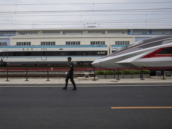 Тестиран кинески воз - достигао рекордну брзину од 800 километара на час Тестиран кинески воз - достигао рекордну брзину од 800 километара на час