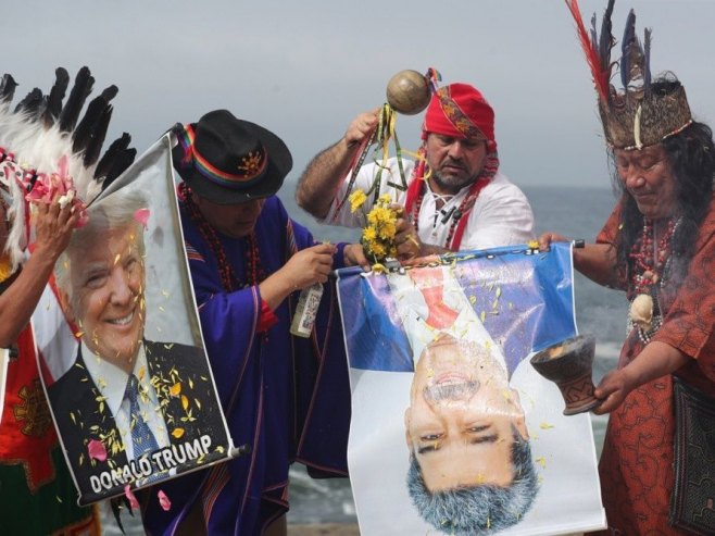 Перу - годишње окуљање шаман (Фото: EPA/Paolo Aguilar) Перу - годишње окуљање шаман (Фото: EPA/Paolo Aguilar) -