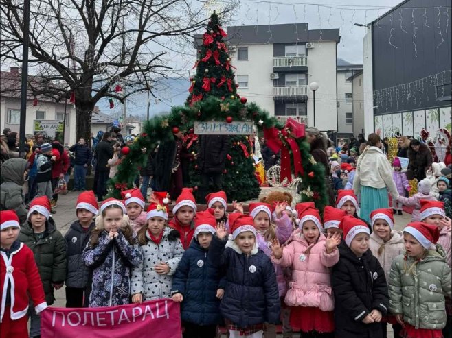 Више од стотину малишана на манифестацији "Зимзосан" Више од стотину малишана на манифестацији "Зимзосан"
