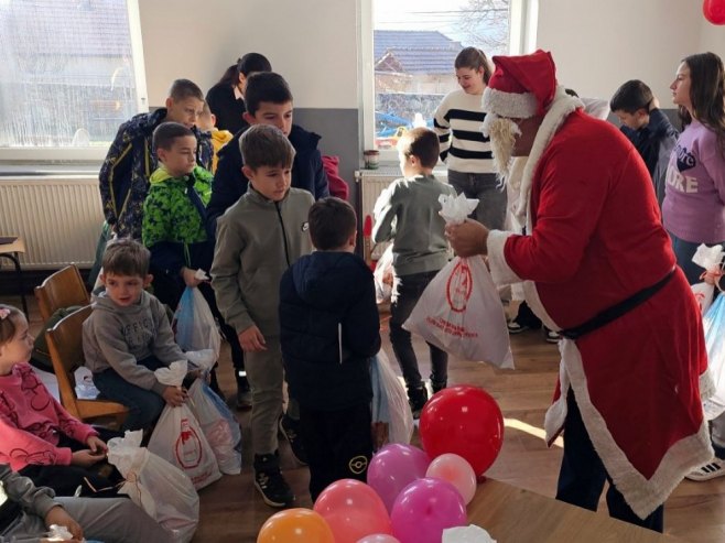 Одбор за помоћ КиМ децембарску подјелу пакетића завршио у Великој Хочи Одбор за помоћ КиМ децембарску подјелу пакетића завршио у Великој Хочи