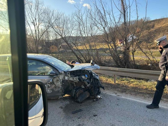 Саобраћајна незгода код Мркоњић Града, има повријеђених (ФОТО) Саобраћајна незгода код Мркоњић Града, има повријеђених (ФОТО)