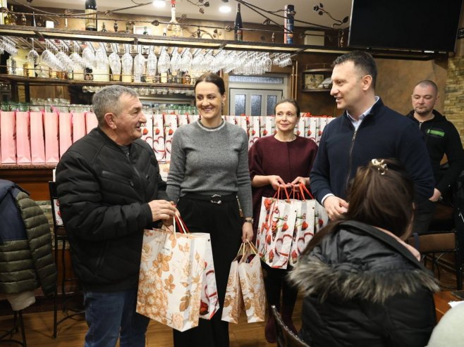 Градски одбор СНСД-а Бањалука подијелио поклон-бонове Градски одбор СНСД-а Бањалука подијелио поклон-бонове - Фото: Уступљена фотографија