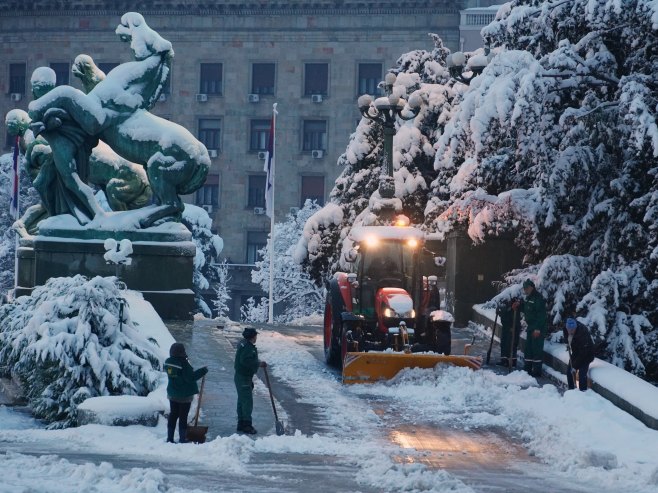 Све градске службе у пуном капацитету уклањају посљедице великих сњежних падавина Све градске службе у пуном капацитету уклањају посљедице великих сњежних падавина