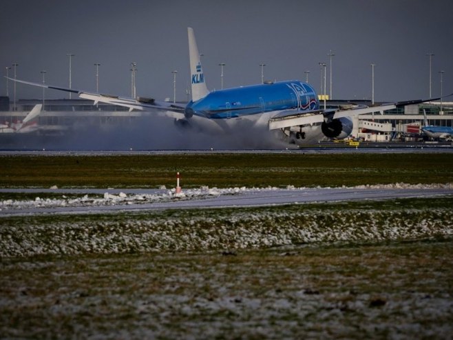 Холандија: Због невремена отказано стотине летова и линија возова (ВИДЕО) Холандија: Због невремена отказано стотине летова и линија возова (ВИДЕО)