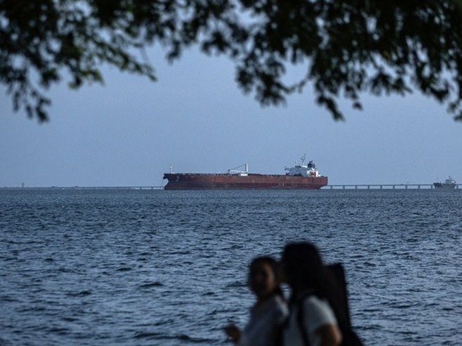 Танкер (Фото: EPA/HENRY CHIRINOS) Танкер (Фото: EPA/HENRY CHIRINOS) -