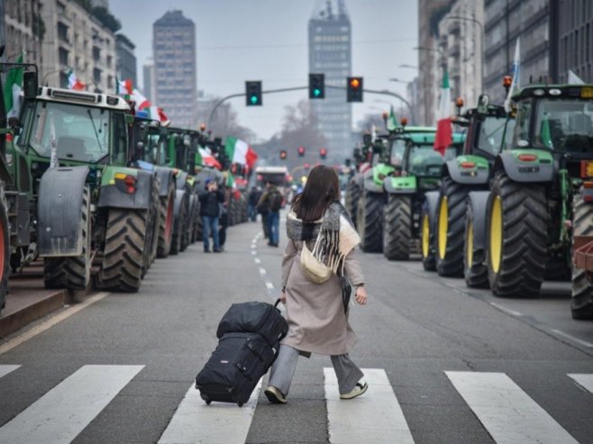 Протест пољопривредника (Фото: EPA/MATTEO CORNER) Протест пољопривредника (Фото: EPA/MATTEO CORNER) -