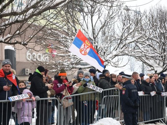 Грађани на дефилеу Грађани на дефилеу - Фото: ZIPAPHOTO/Borislav Zdrinja