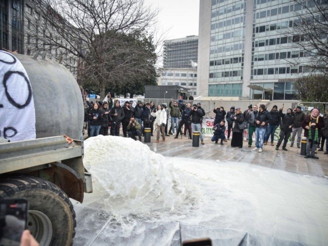 Протест пољопривредника (Фото: EPA/MATTEO CORNER) Протест пољопривредника (Фото: EPA/MATTEO CORNER) -