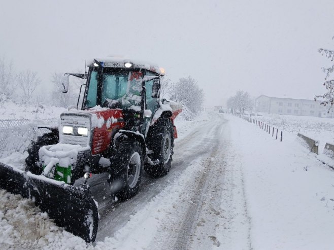 Чишћење снијега Чишћење снијега - Фото: СРНА