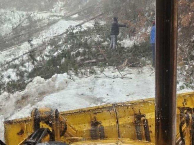 Фоча, чишћење локалних путева Фоча, чишћење локалних путева - Фото: СРНА