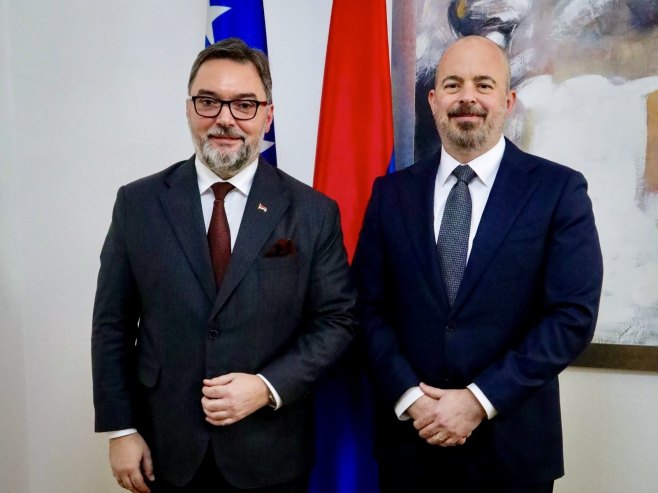 Сташа Кошарац и Џон Гинкел (фото: x.com/USEmbassySJJ) Сташа Кошарац и Џон Гинкел (фото: x.com/USEmbassySJJ) -