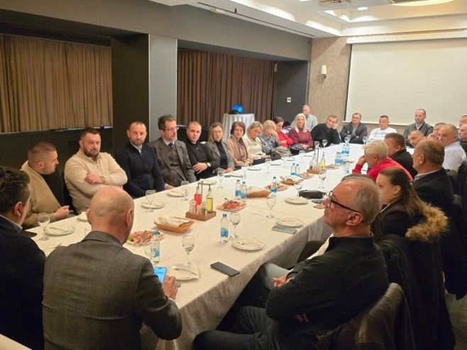 Састанак странке у Добоју (фото: Уједињена Српска) Састанак странке у Добоју (фото: Уједињена Српска) -