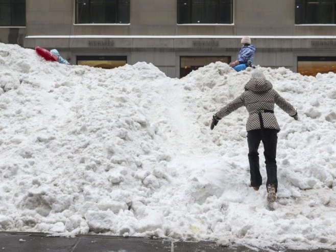 Снијег у Америци (фото: EPA/SARAH YENESEL) Снијег у Америци (фото: EPA/SARAH YENESEL) -