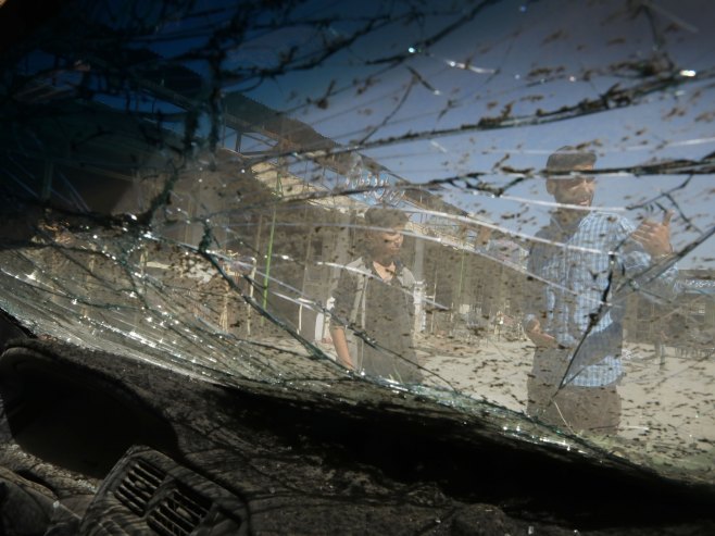 Смрскано стакло аутомобила (Фото: EPA/JAWAD JALALI) Смрскано стакло аутомобила (Фото: EPA/JAWAD JALALI) -