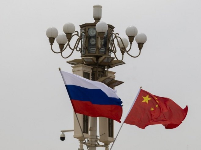 Заставе Русије и Кине (фото: EPA/ANDRES MARTINEZ CASARES) Заставе Русије и Кине (фото: EPA/ANDRES MARTINEZ CASARES) -