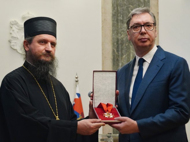 Владика Сергије уручио Вучићу орден (ФОТО/ВИДЕО) Владика Сергије уручио Вучићу орден (ФОТО/ВИДЕО)