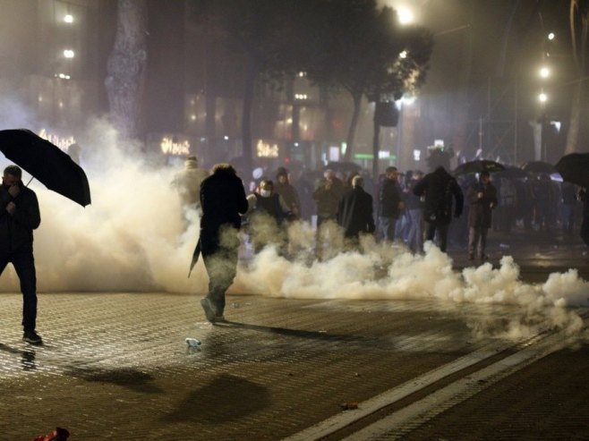 Тирана протести (фото: EPA/MALTON DIBRA) Тирана протести (фото: EPA/MALTON DIBRA) -