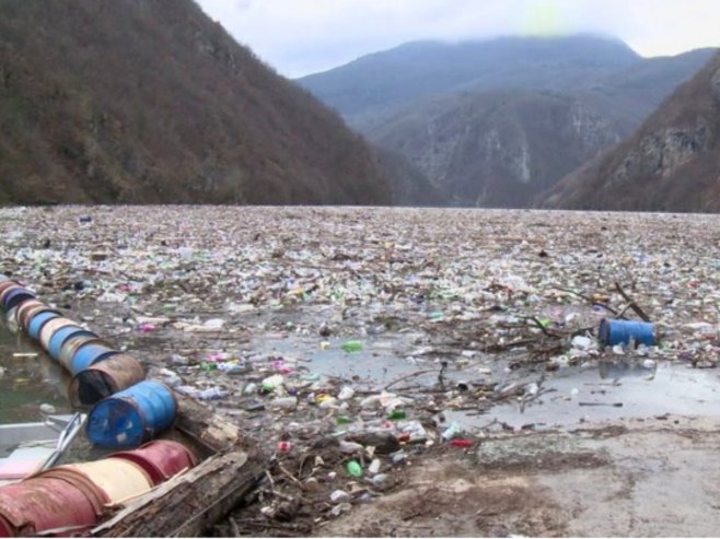 Смеће у Дрини Смеће у Дрини - Фото: РТРС