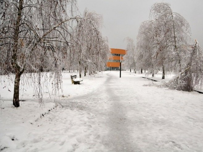 Сњег у Љубљани, архивска фотографија (фото: EPA/IGOR KUPLJENIK) Сњег у Љубљани, архивска фотографија (фото: EPA/IGOR KUPLJENIK) -