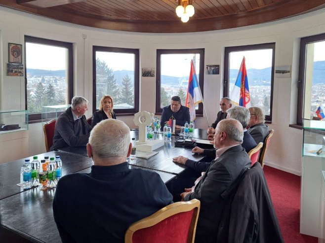 Стевандић са представницима Асоцијације стваралаца Српске Стевандић са представницима Асоцијације стваралаца Српске - Фото: РТРС