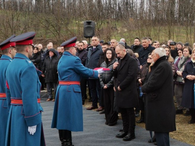 Борислав Паравац сахрањен уз плотун почасног вода МУП-а Републике Српске Борислав Паравац сахрањен уз плотун почасног вода МУП-а Републике Српске - Фото: СРНА