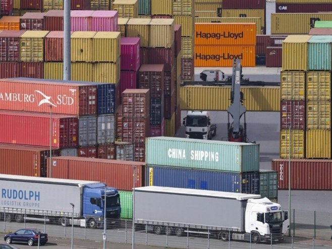 Производи у лукама (фото: EPA/CHRISTOPHER NEUNDORF) Производи у лукама (фото: EPA/CHRISTOPHER NEUNDORF) -