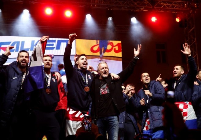 Хрватски рукометаши са Томпсоном, дочек у Загребу (Фото: EPA/ANTONIO BAT) Хрватски рукометаши са Томпсоном, дочек у Загребу (Фото: EPA/ANTONIO BAT) -